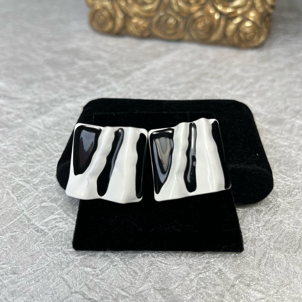 Vintage 80’s Elegant Black and White Earrings